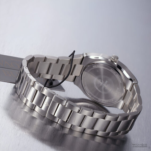 Bulova Surveyor Perlmutt 11 Diamanten 96P243 Zartblau