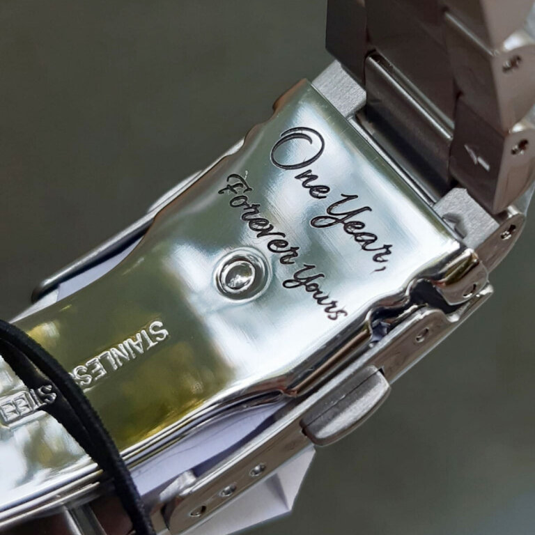 Individuelle Gravur für eine Uhr