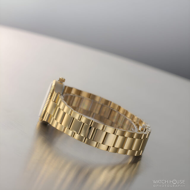 Bulova ladies’ Super Seville 97L189 gold