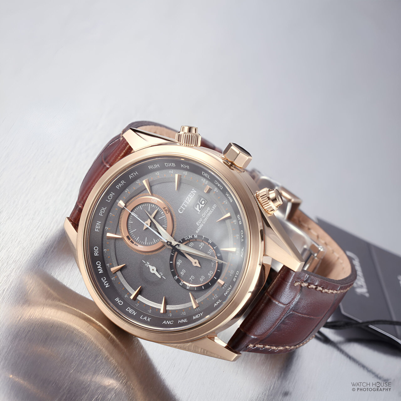 Citizen Funkuhr Chrono mit Weltzeit AT8263-10H Roségold-Grau