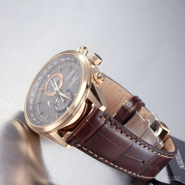 Citizen Funkuhr Chrono mit Weltzeit AT8263-10H Roségold-Grau